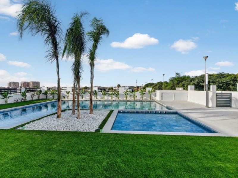 3 slaapkamer Villa te koop in Torrevieja met zwembad - € 550.000 (Ref: 9556010)