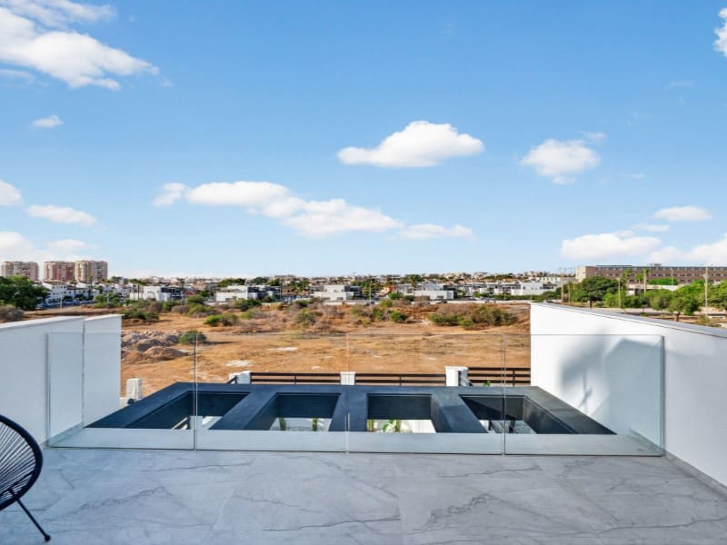 3 slaapkamer Villa te koop in Torrevieja met zwembad - € 550.000 (Ref: 9556010)