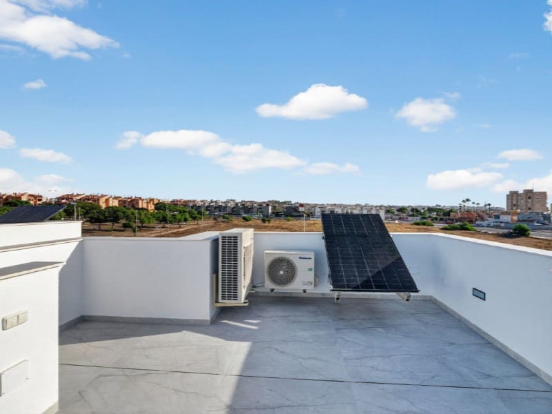 3 slaapkamer Villa te koop in Torrevieja met zwembad - € 550.000 (Ref: 9556010)
