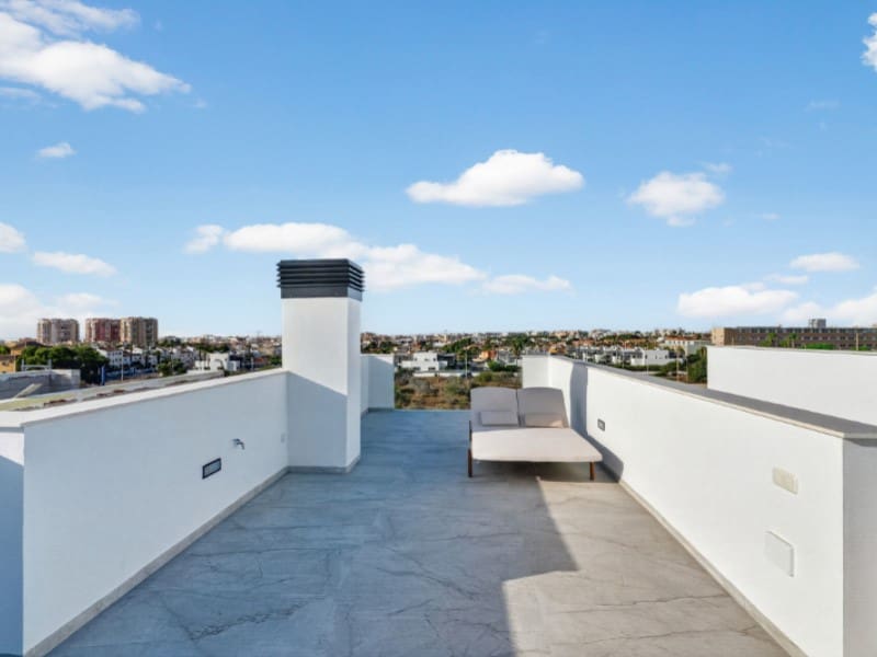 3 slaapkamer Villa te koop in Torrevieja met zwembad - € 550.000 (Ref: 9556010)