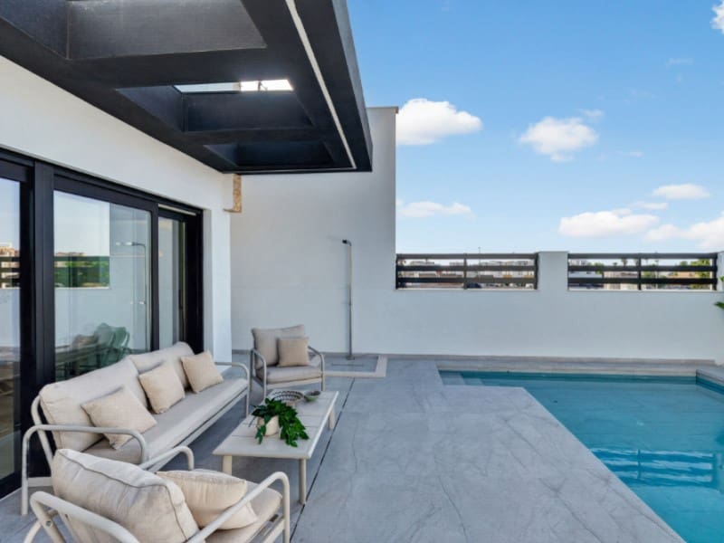 3 slaapkamer Villa te koop in Torrevieja met zwembad - € 550.000 (Ref: 9556010)