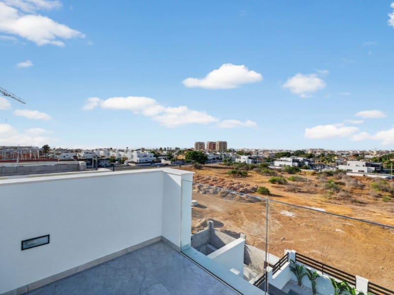 3 slaapkamer Villa te koop in Torrevieja met zwembad - € 550.000 (Ref: 9556010)