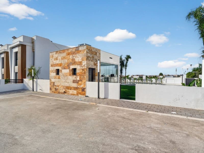 3 slaapkamer Villa te koop in Torrevieja met zwembad - € 550.000 (Ref: 9556010)