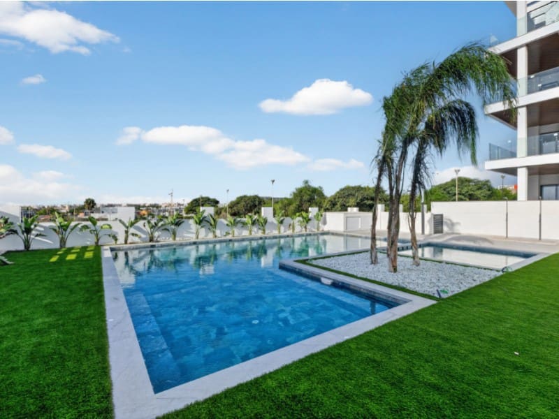 3 slaapkamer Villa te koop in Torrevieja met zwembad - € 550.000 (Ref: 9556010)