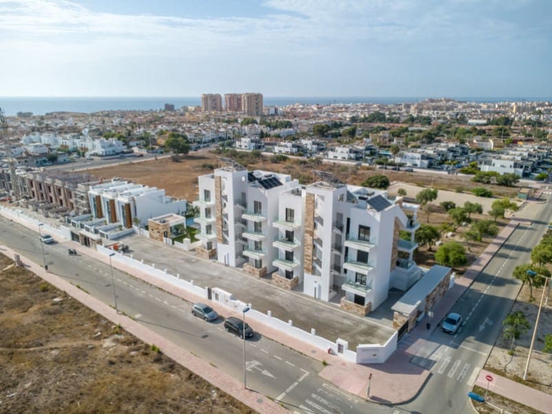 3 slaapkamer Villa te koop in Torrevieja met zwembad - € 550.000 (Ref: 9556010)