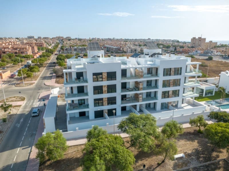 3 slaapkamer Villa te koop in Torrevieja met zwembad - € 550.000 (Ref: 9556010)
