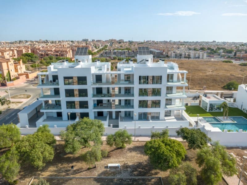 3 slaapkamer Villa te koop in Torrevieja met zwembad - € 550.000 (Ref: 9556010)