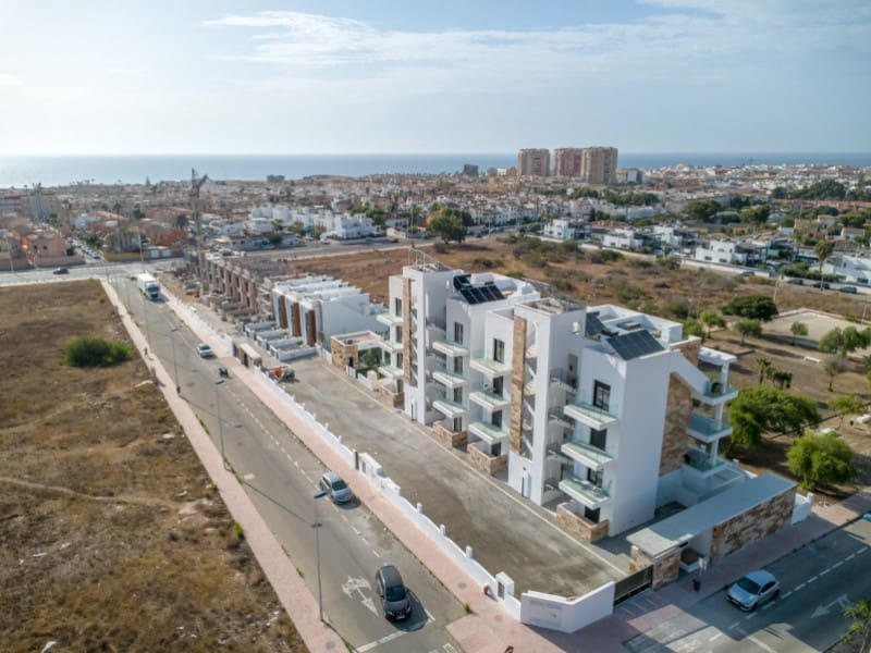 3 slaapkamer Villa te koop in Torrevieja met zwembad - € 550.000 (Ref: 9556010)
