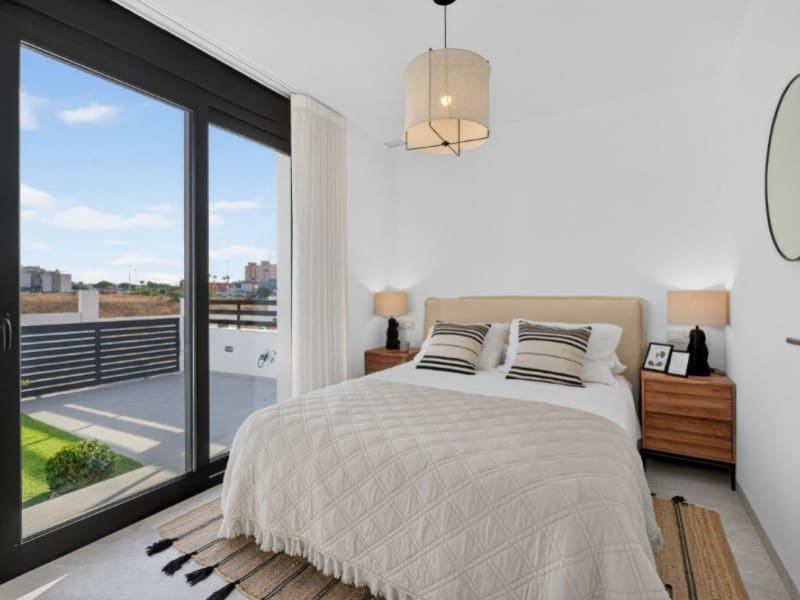 3 slaapkamer Villa te koop in Torrevieja met zwembad - € 550.000 (Ref: 9556010)
