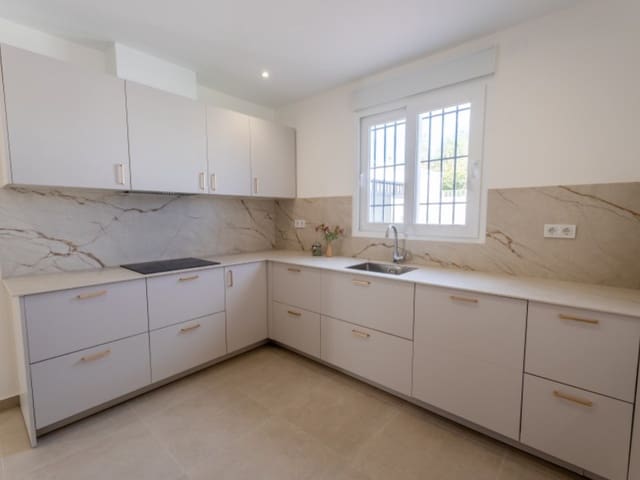 3 slaapkamer Villa te koop in Playa de los Locos, Torrevieja - € 499.000 (Ref: 9562033)