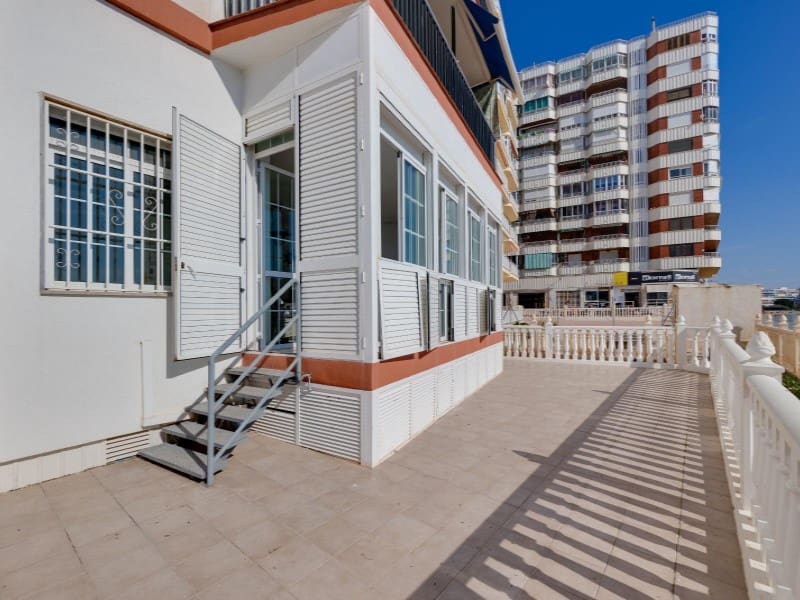 4 bedroom Apartment for sale in Torrevieja with garage - € 389,500 (Ref: 9565386)