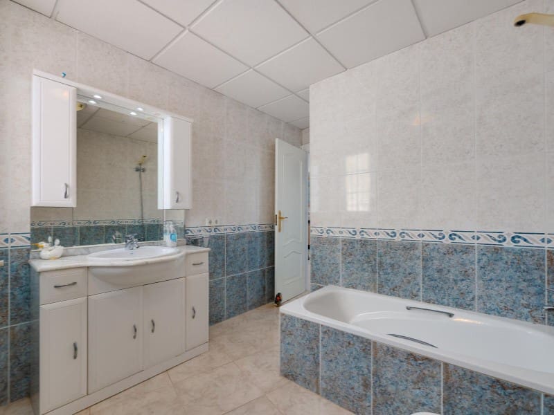 4 bedroom Apartment for sale in Torrevieja with garage - € 389,500 (Ref: 9565386)