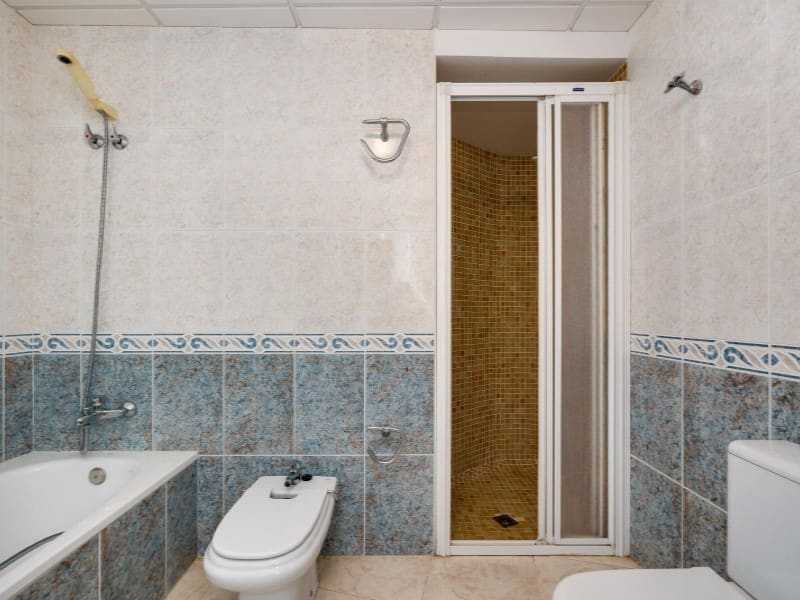 4 bedroom Apartment for sale in Torrevieja with garage - € 389,500 (Ref: 9565386)