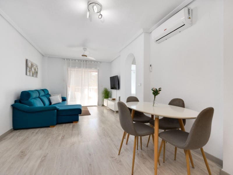 Bungalow de 2 habitaciones en Torrevieja en venta con piscina - 204.000 € (Ref: 9627756)