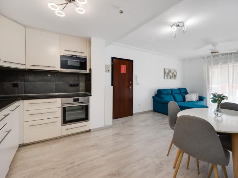 Bungalow de 2 habitaciones en Torrevieja en venta con piscina - 204.000 € (Ref: 9627756)