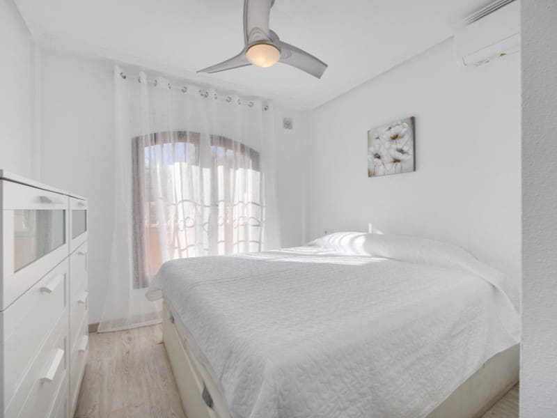 Bungalow de 2 habitaciones en Torrevieja en venta con piscina - 204.000 € (Ref: 9627756)