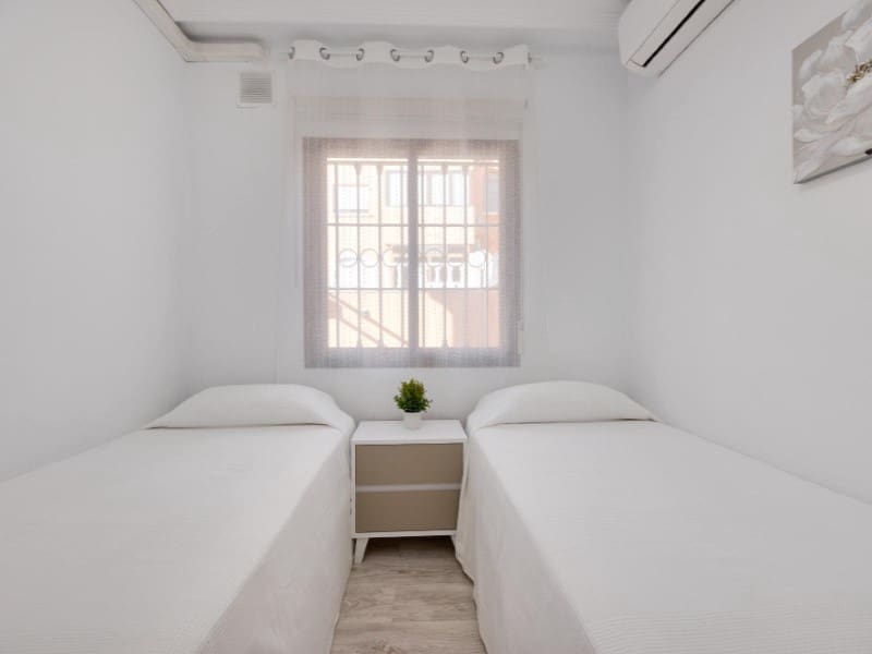 Bungalow de 2 habitaciones en Torrevieja en venta con piscina - 204.000 € (Ref: 9627756)