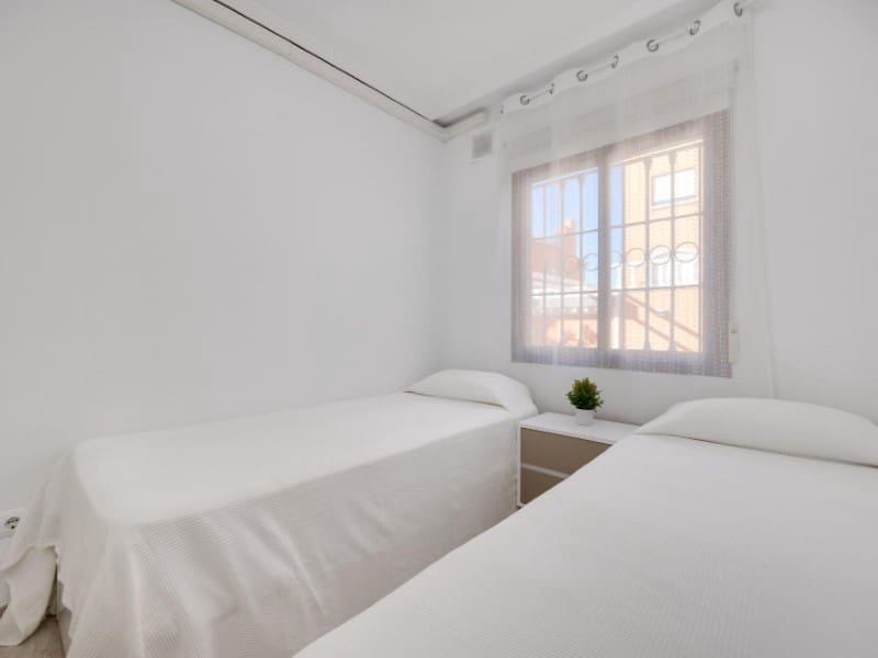 Bungalow de 2 habitaciones en Torrevieja en venta con piscina - 204.000 € (Ref: 9627756)