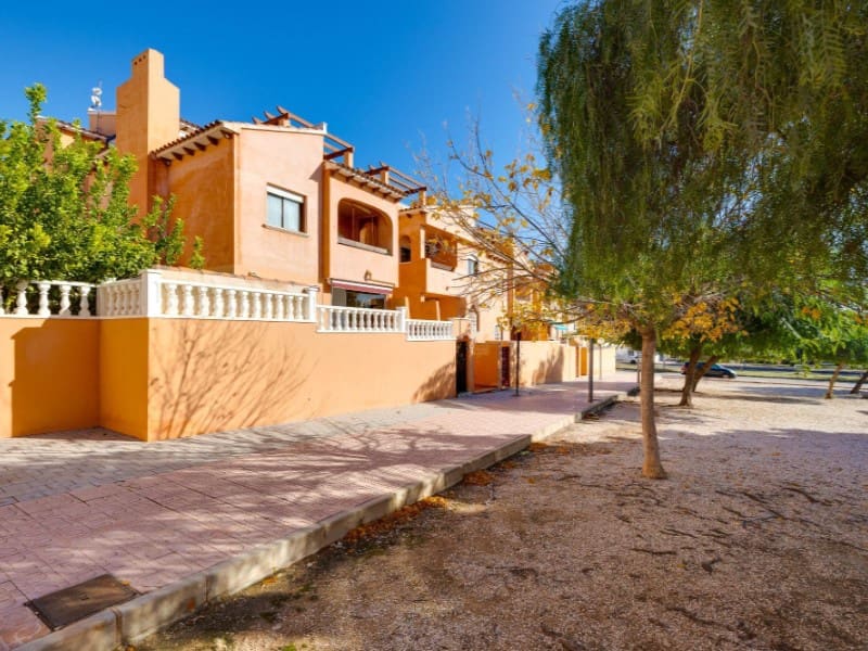 Bungalow de 2 habitaciones en Torrevieja en venta con piscina - 204.000 € (Ref: 9627756)