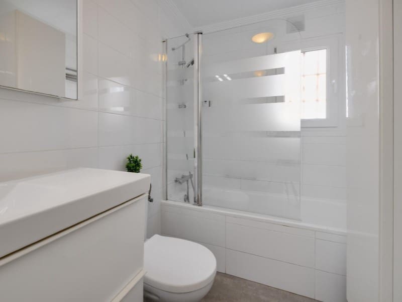 Bungalow de 2 habitaciones en Torrevieja en venta con piscina - 204.000 € (Ref: 9627756)