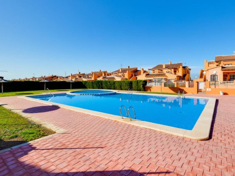 Bungalow de 2 habitaciones en Torrevieja en venta con piscina - 204.000 € (Ref: 9627756)