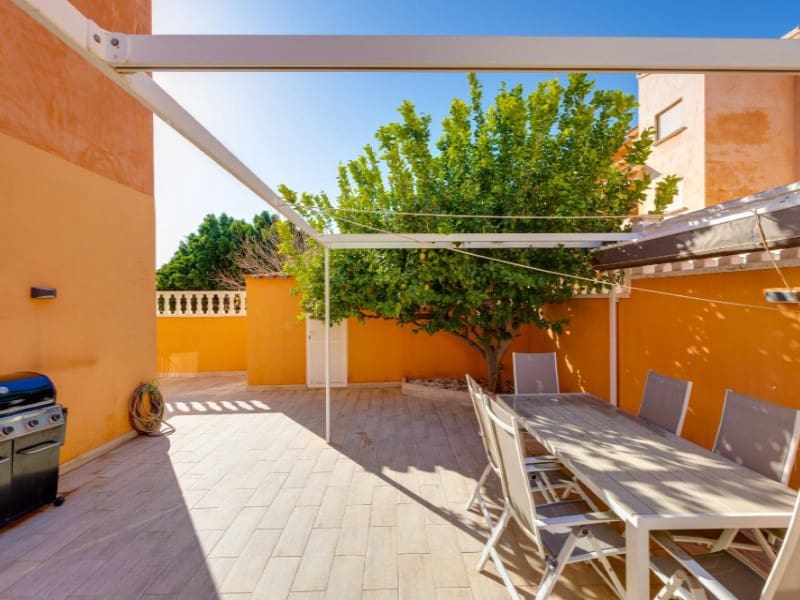 Bungalow de 2 habitaciones en Torrevieja en venta con piscina - 204.000 € (Ref: 9627756)