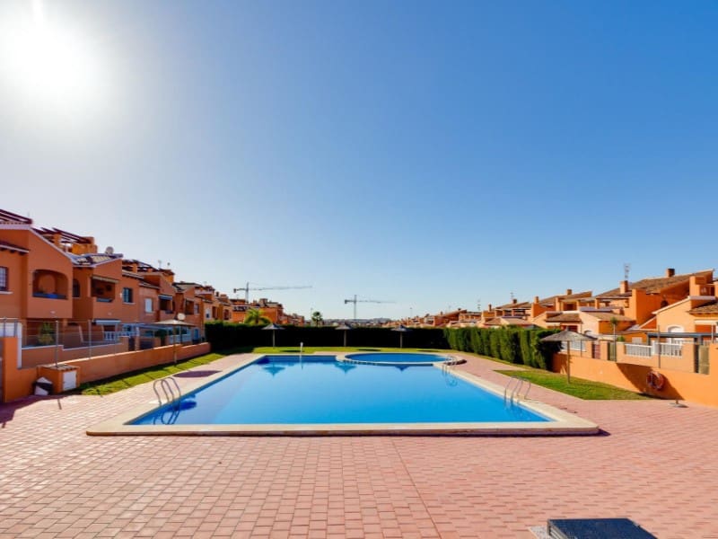 Bungalow de 2 habitaciones en Torrevieja en venta con piscina - 204.000 € (Ref: 9627756)