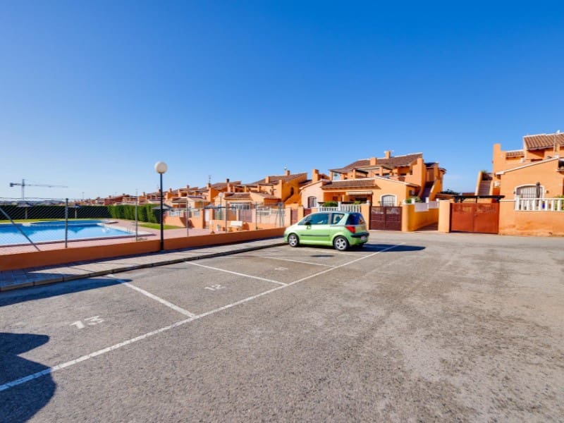 Bungalow de 2 habitaciones en Torrevieja en venta con piscina - 204.000 € (Ref: 9627756)