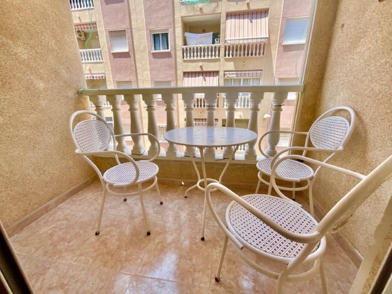 Apartamento de 2 habitaciones en Torrevieja en venta con piscina - 119.900 € (Ref: 9630241)
