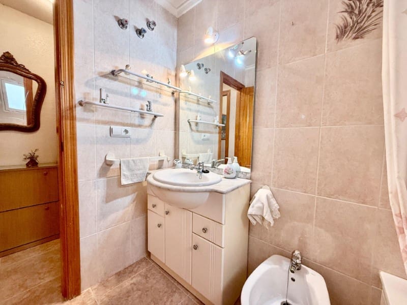 Apartamento de 2 habitaciones en Torrevieja en venta con piscina - 119.900 € (Ref: 9630241)