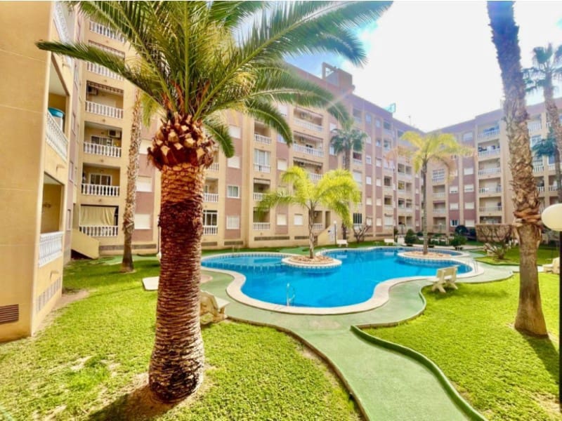 Apartamento de 2 habitaciones en Torrevieja en venta con piscina - 119.900 € (Ref: 9630241)