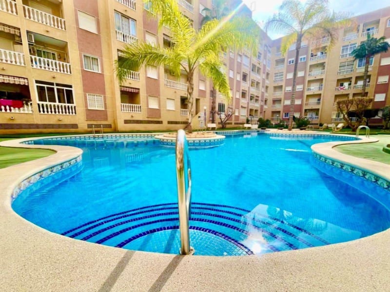 Apartamento de 2 habitaciones en Torrevieja en venta con piscina - 119.900 € (Ref: 9630241)