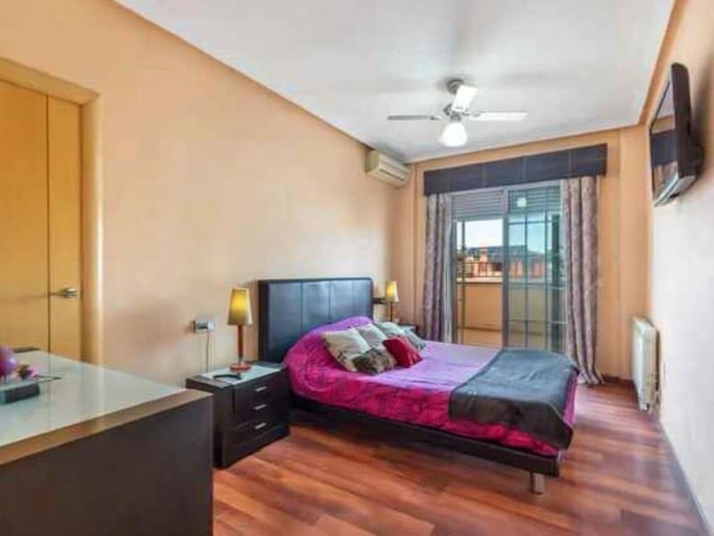 4 bedroom Villa for sale in Torrevieja with pool - € 499,000 (Ref: 9666396)