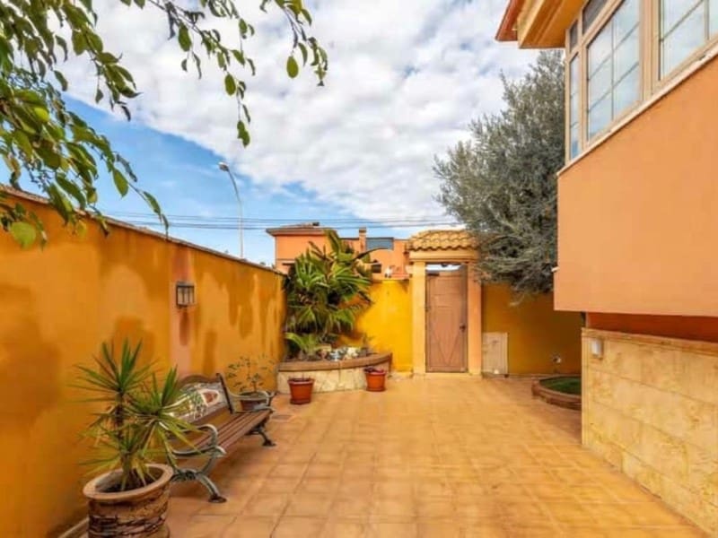 4 bedroom Villa for sale in Torrevieja with pool - € 499,000 (Ref: 9666396)