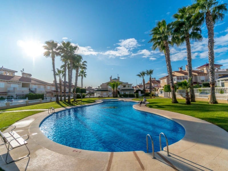 2 soveværelse Byhus til salg i Playa Flamenca med swimmingpool - € 275.000 (Ref: 9666398)