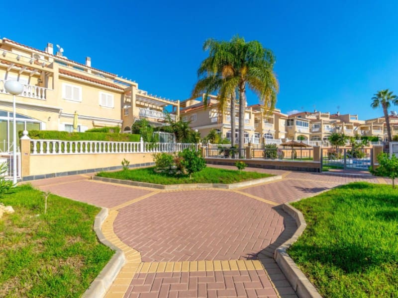 2 soveværelse Byhus til salg i Playa Flamenca med swimmingpool - € 275.000 (Ref: 9666398)
