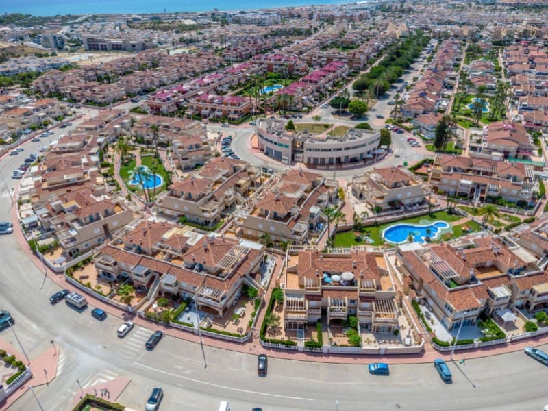 2 soveværelse Byhus til salg i Playa Flamenca med swimmingpool - € 275.000 (Ref: 9666398)