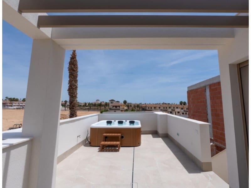Chalet de 3 habitaciones en Los Alcázares en venta con piscina - 630.000 € (Ref: 9670383)