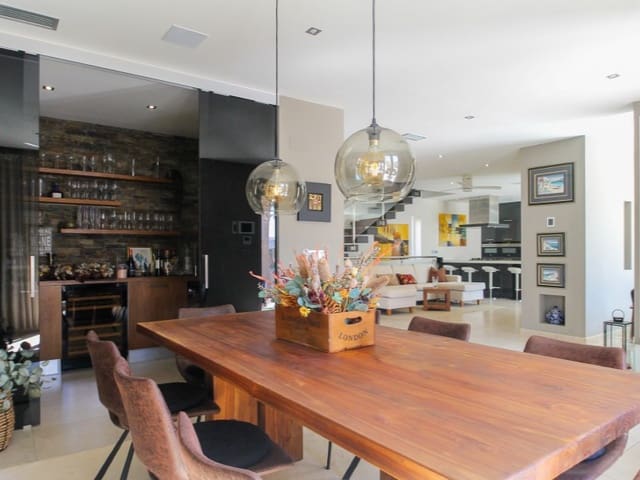 Chalet de 4 habitaciones en Aguas Nuevas, Torrevieja en venta con piscina - 1.075.000 € (Ref: 9677324)