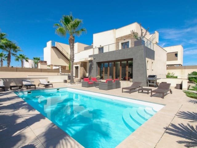 Chalet de 4 habitaciones en Aguas Nuevas, Torrevieja en venta con piscina - 1.075.000 € (Ref: 9677324)