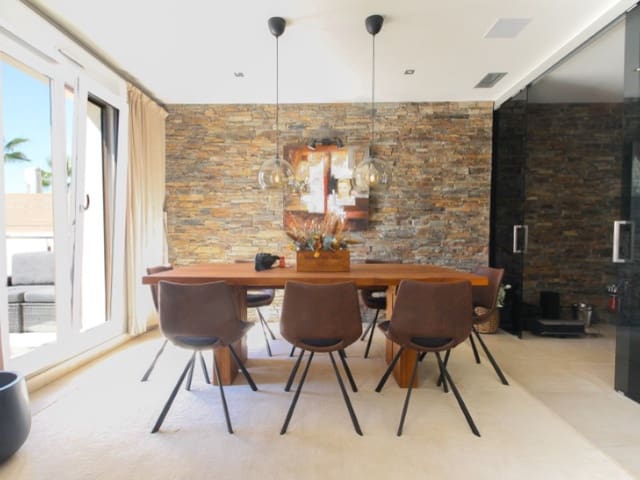 Chalet de 4 habitaciones en Aguas Nuevas, Torrevieja en venta con piscina - 1.075.000 € (Ref: 9677324)