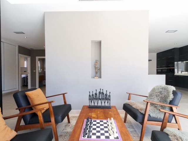 Chalet de 4 habitaciones en Aguas Nuevas, Torrevieja en venta con piscina - 1.075.000 € (Ref: 9677324)