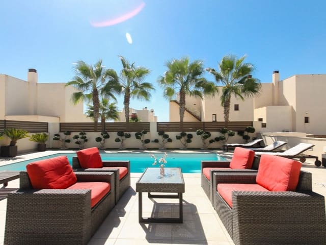 Chalet de 4 habitaciones en Aguas Nuevas, Torrevieja en venta con piscina - 1.075.000 € (Ref: 9677324)