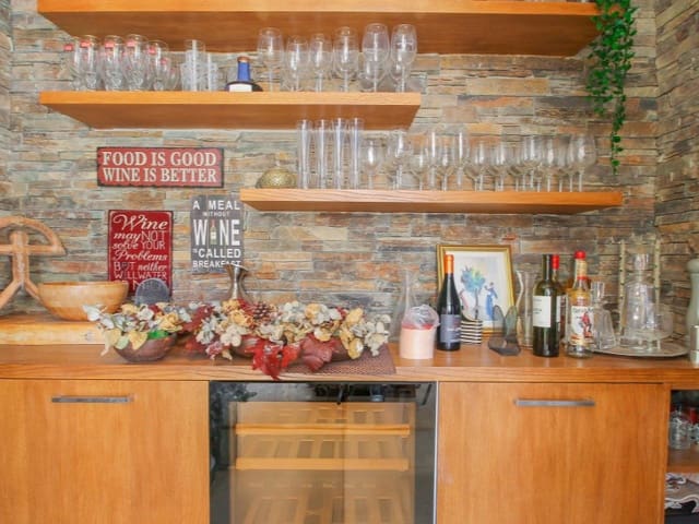 Chalet de 4 habitaciones en Aguas Nuevas, Torrevieja en venta con piscina - 1.075.000 € (Ref: 9677324)