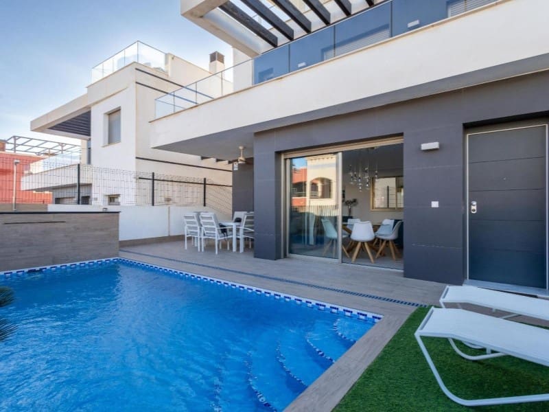 Chalet de 4 habitaciones en Orihuela Costa en venta con piscina - 490.000 € (Ref: 9677329)