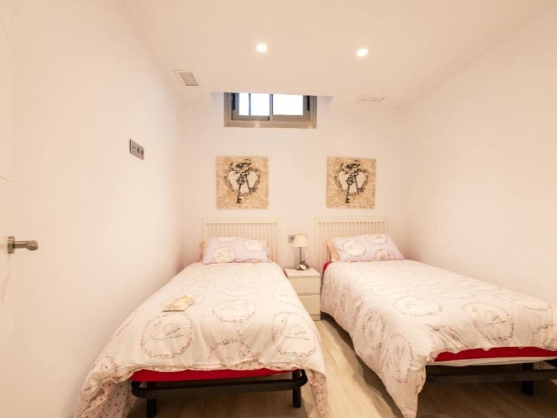 Chalet de 4 habitaciones en Orihuela Costa en venta con piscina - 490.000 € (Ref: 9677329)