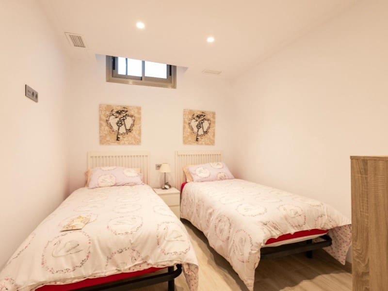 Chalet de 4 habitaciones en Orihuela Costa en venta con piscina - 490.000 € (Ref: 9677329)