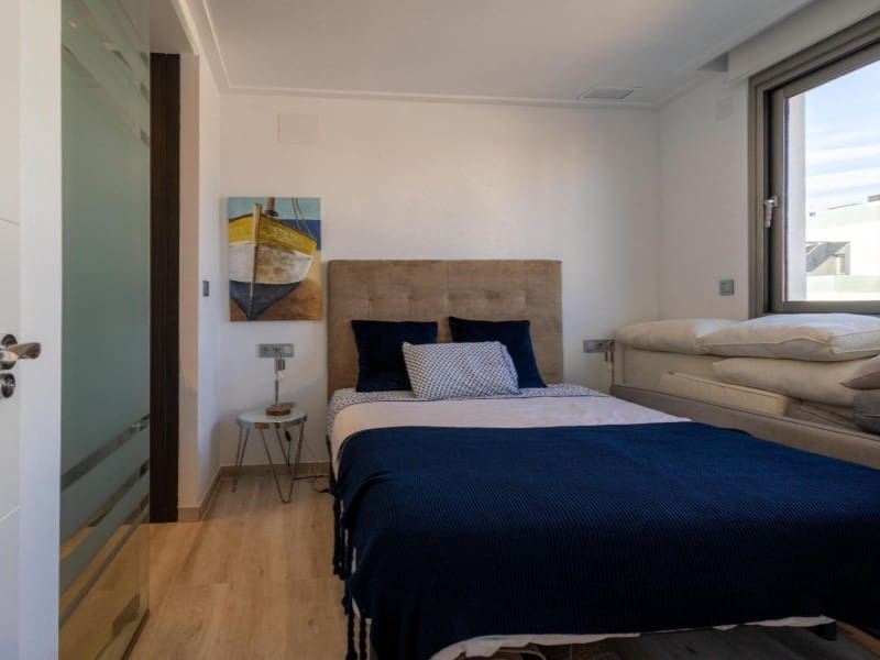 Chalet de 4 habitaciones en Orihuela Costa en venta con piscina - 490.000 € (Ref: 9677329)