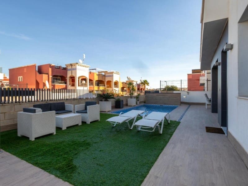 Chalet de 4 habitaciones en Orihuela Costa en venta con piscina - 490.000 € (Ref: 9677329)