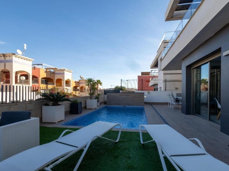 Chalet de 4 habitaciones en Orihuela Costa en venta con piscina - 490.000 € (Ref: 9677329)
